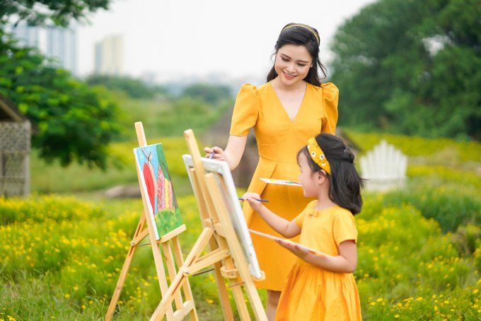 Nữ MC và con gái Mina