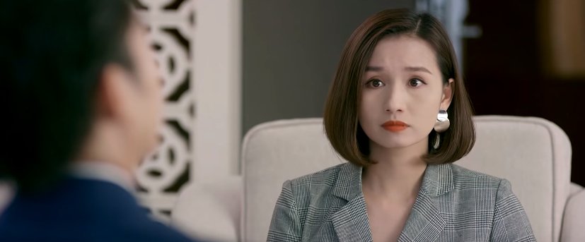 Trong khi Minh thì nở nụ cười hài lòng thì Tuệ Lâm lại mang ánh nhìn đầy khó hiểu