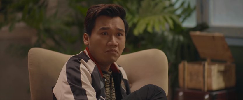 Đáp lại, Bách đầy tức tối: “Trong nhà này mặt mày là vui nhất á. Mày coi có ai có biểu cảm vui giống mày không”.