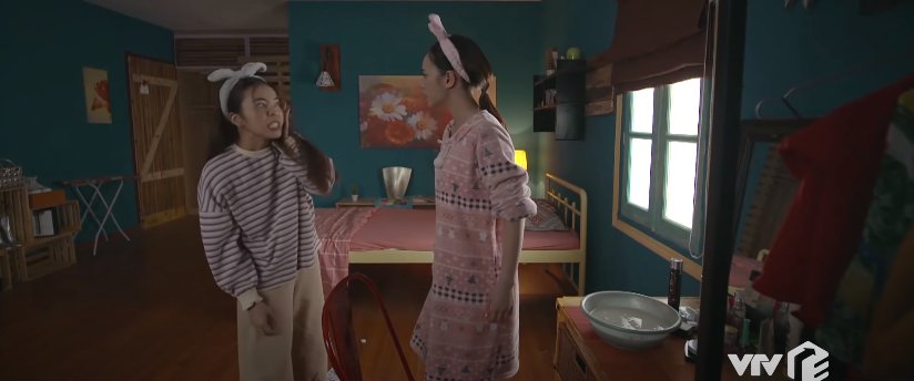 Nhi cũng chẳng để yên, tát ngay lại và hét lớn: “Máy dám tát tao à con này”