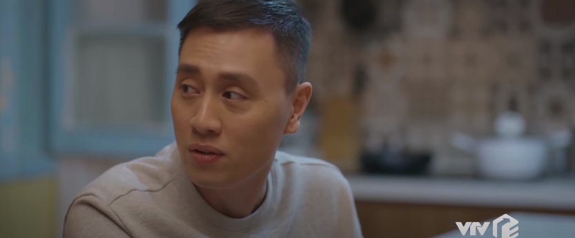 Sơn (Kiên Hoàng) kháy nhẹ: “Mỗi người đều có một sở thích, như tôi thì thích cười, còn có vẻ anh Lâm thì thích cau có và khó chịu”