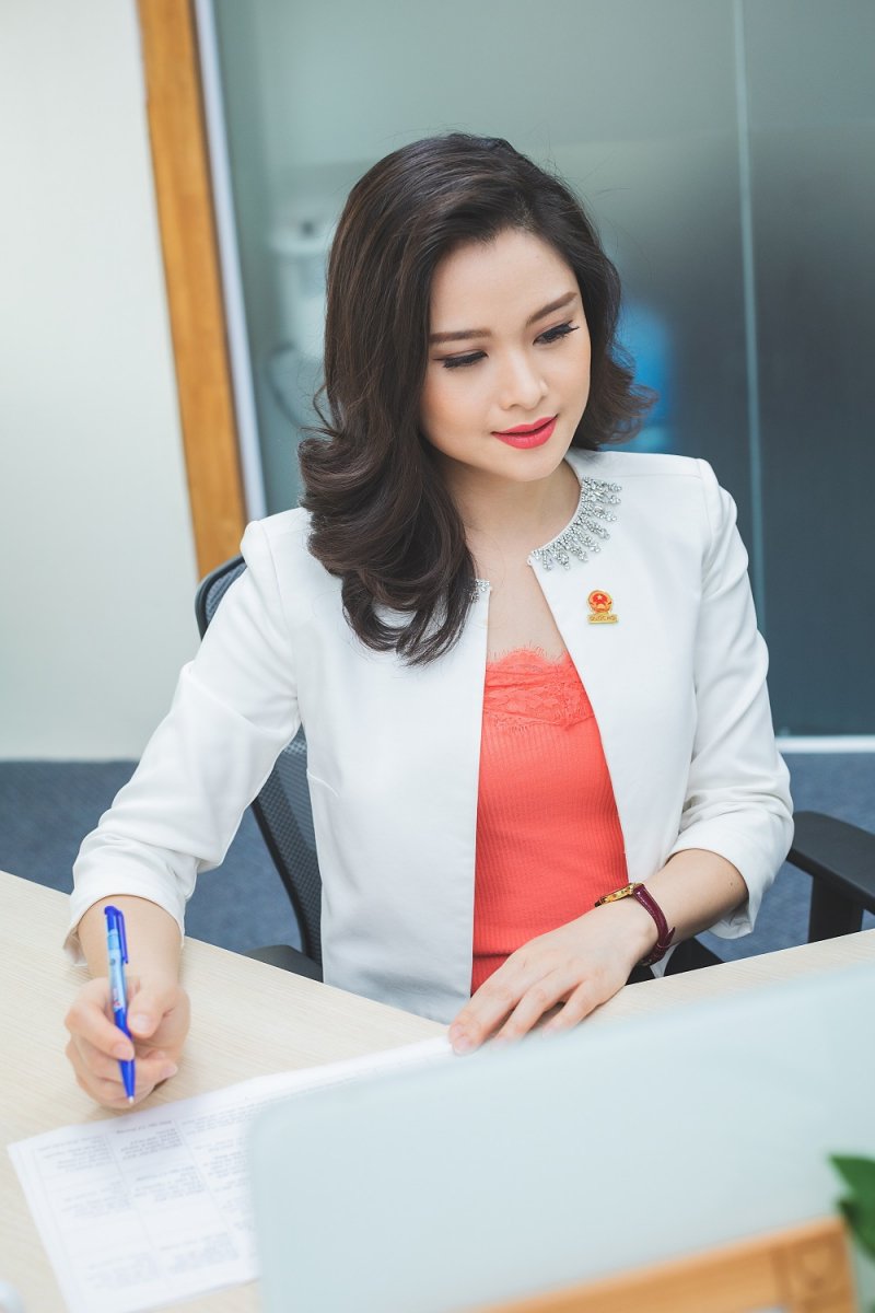 Khán giả ấn tượng với BTV Mùi Khánh Ly ở giọng nói truyền cảm,khi chia sẻ thông tin kinh tế chính xác, hấp dẫn mà cô đưa ra.