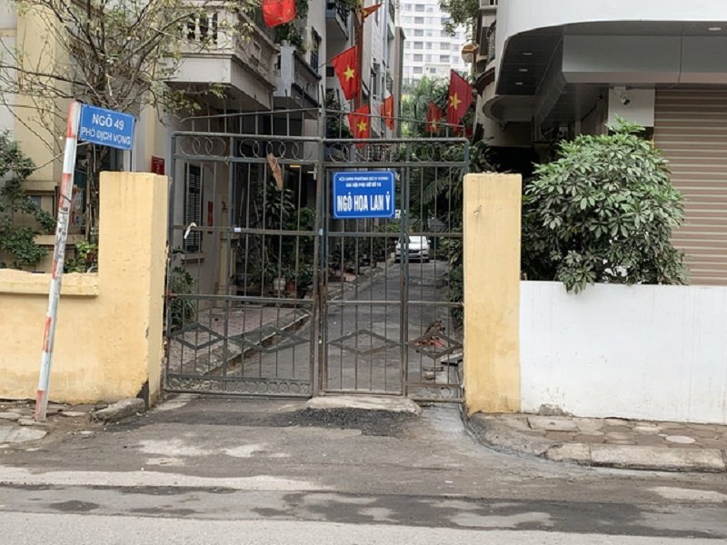 Ngõ 49 đường Dịch Vọng (quận Cầu Giấy, Hà Nội) hiện đang bị phong tỏa.