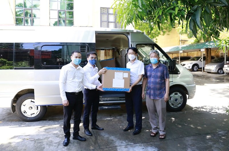 Tập đoàn T&T Group hỗ trợ trên 180.000 bộ kit xét nghiệm nhanh COVID-19.
