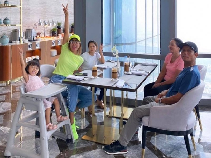 H'Hen Niê dẫn bố mẹ đi thưởng thức món phở giá hơn 900 nghìn đồng ở tầng 66 của một tòa nhà ở TP HCM.