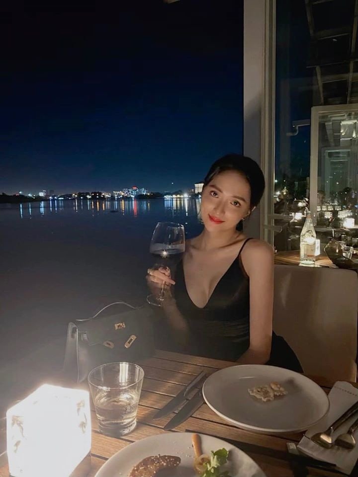 Hương Giang khoe vòng 1 mới sau khi ''tân trang''