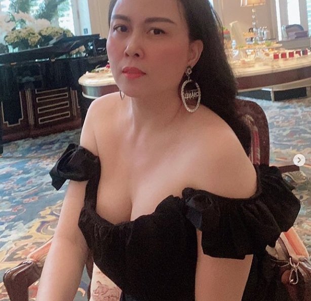 Phượng Chanel hiếm hoi khoe ảnh với váy áo trễ nải