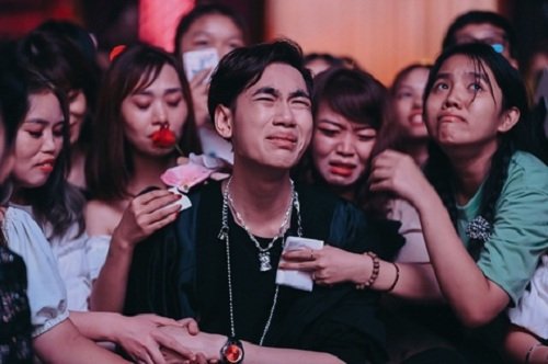 Người hâm mộ an ủi khi thấy thần tượng bật khóc