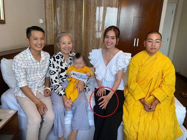Ninh Dương Lan Ngọc hỗ trợ chữa hở hàm ếch cho bé gái bị bỏ rơi, tuy nhiên, trang phục và bộ móng của nữ diễn viên lại gây ra tranh cãi trên mạng xã hội