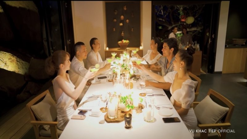 Vũ Khắc Tiệp chia sẻ khoảnh khắc dự tiệc sang trọng tại resort 5 sao với dàn người mẫu thân thiết như Quỳnh Thư, Ngọc Trinh...