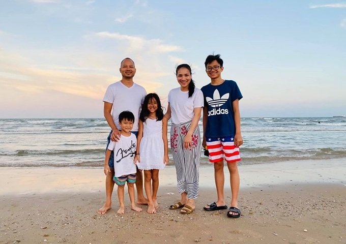 Gia đình Hồng Ngọc đi biển giữa dịch