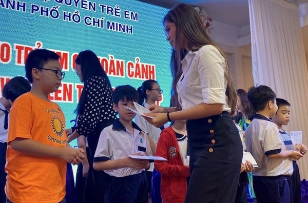 Em chồng Hà Tăng quyên góp 200 triệu cho một quỹ trẻ em ở Việt Nam và bênh viện ở Ý