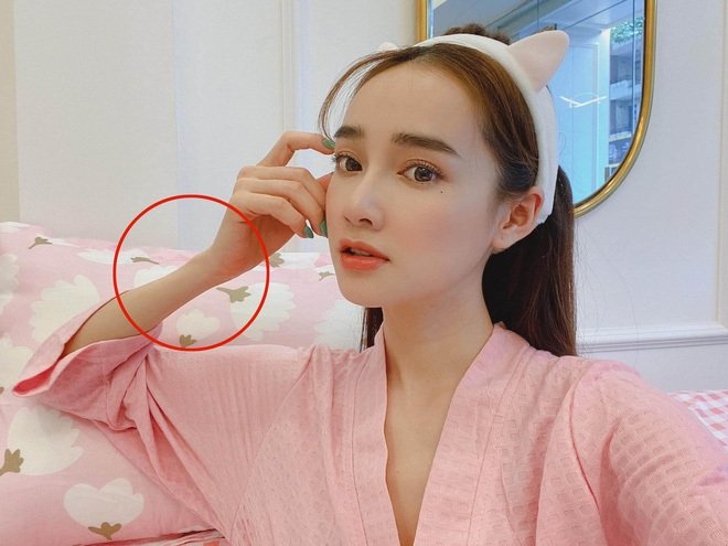 Đăng ảnh selfie khoe nhan sắc gái một con nhưng cánh tay gầy đáng báo động của Nhã Phương khiến người hâm mộ phát hoảng