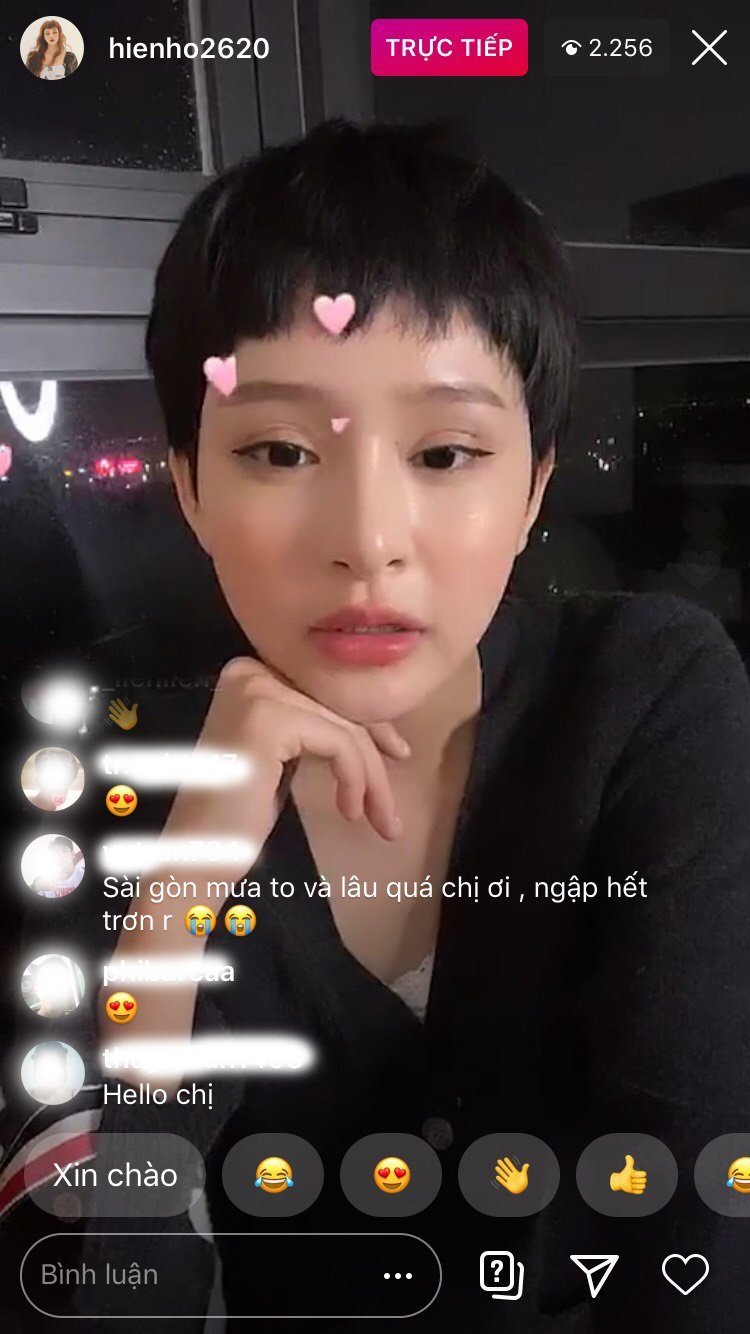 Trong buổi livestream trò chuyện với fan khi đang thực hiện cách ly tại nhà 14 vì đi chung chuyến bay với người nhiễm Covid-19, Hiền Hồ đọc hết từng bình luận của fan gửi đến. Tuy nhiên, nhiều người liên tục gọi tên Anh Đức khiến Hiền Hồ tỏ hẳn thái độ không vu. Nữ ca sĩ còn thẳng tay block những bình luận gọi tên Anh Đức nhiều lần trong livestream