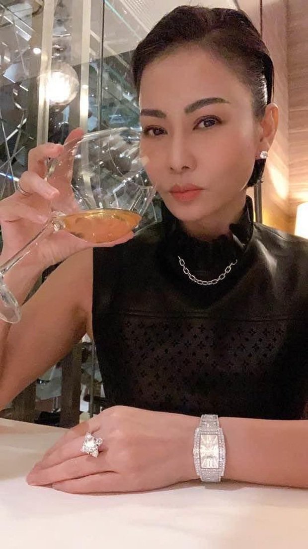 Thu Minh khoe khéo đồng hồ và nhẫn kim cương