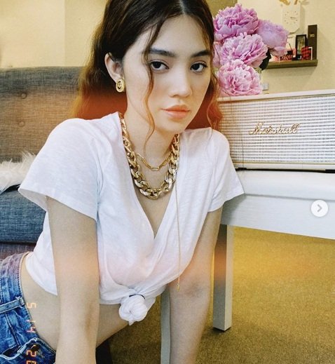 Trước đó, sau scandal, Jolie Nguyễn khiến cộng đồng mạng lo lắng khi liên tục chia sẻ ảnh đầy tâm trạng. Có vẻ, sau 1 tháng, người đẹp đã dần lấy lại được cân bằng trong cuộc sống.