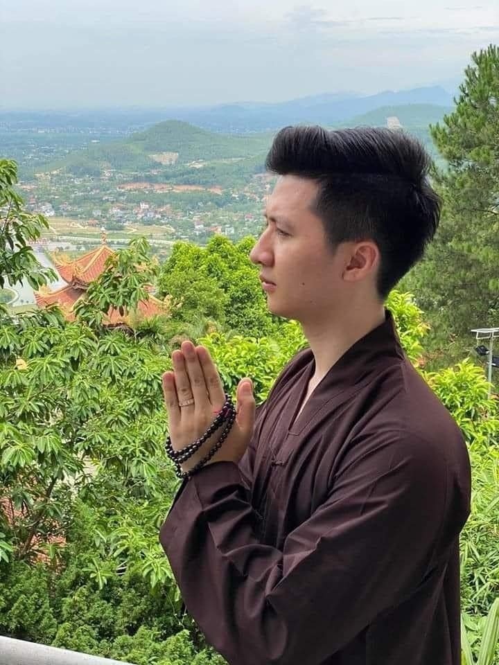 Hậu ồn ào bị Âu Hà My bắt ngoại tình, Trọng Hưng bất ngờ tìm đến nơi chùa