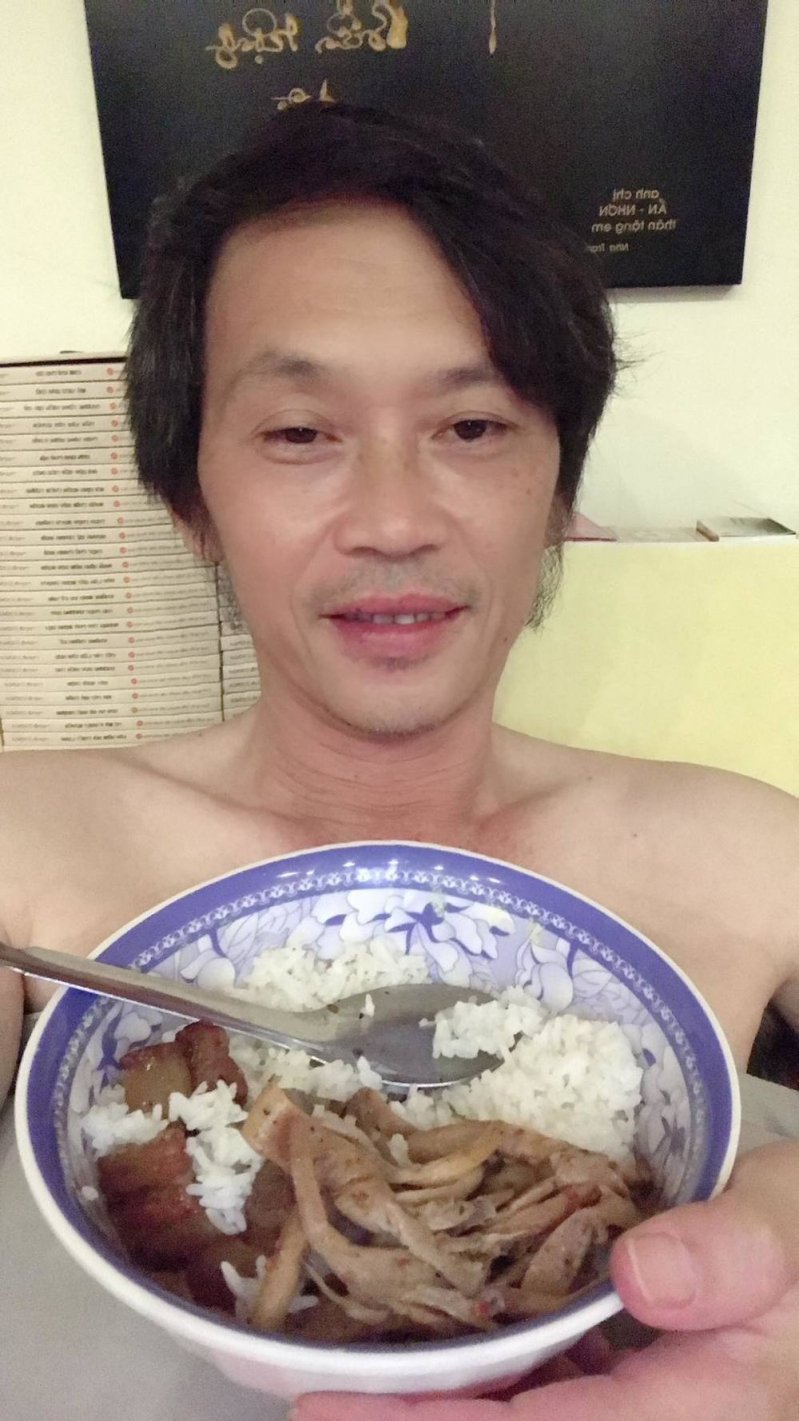 Hoài Linh để lộ thân hình gầy, ăn bữa cơm giản dị tại nhà mùa dịch