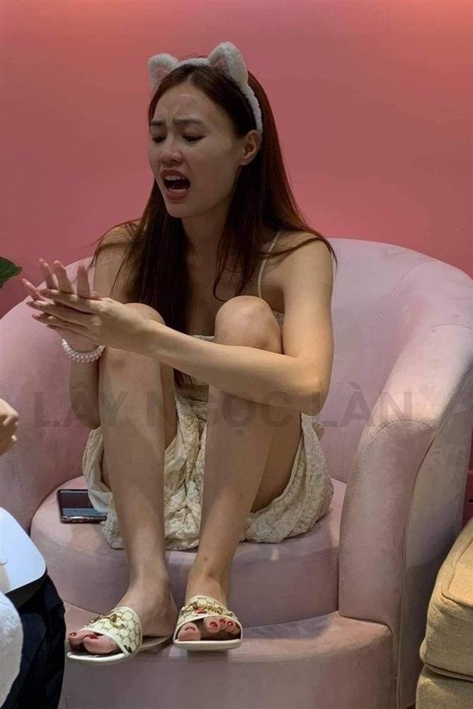 Nhật Kim Anh ra toà tranh chấp quyền nuôi con sau khi đấu tố chồng. Dân mạng xót xa khi nữ diễn viên lộ hình ảnh bạc tóc vì lo nghĩ