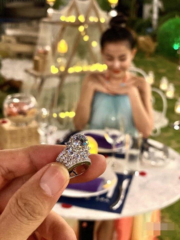 Lương Bằng Quang đã cầu hôn Ngân 98 trong chuyến du lịch Phú Quốc nhưng cô từ chối vì muốn có vài tháng để suy nghĩ. Nam nhạc sĩ phủ nhận chiếc nhẫn là kim cương và tiết lộ chiếc nhẫn có giá 40 triệu đồng, khá tinh xảo nhưng không phải kim cương thật. “Nếu chiếc nhẫn trong ảnh là kim cương thật, chắc tôi là tỷ phú chứ không phải nhạc sĩ. Chiếc nhẫn chỉ là biểu tượng, tình yêu của tôi là viên kim cương lớn nhất rồi. Sau này, nếu tài chính tốt hơn, tôi sẽ mua nhẫn kim cương thật cho cô ấy”, Lương Bằng Quang nói