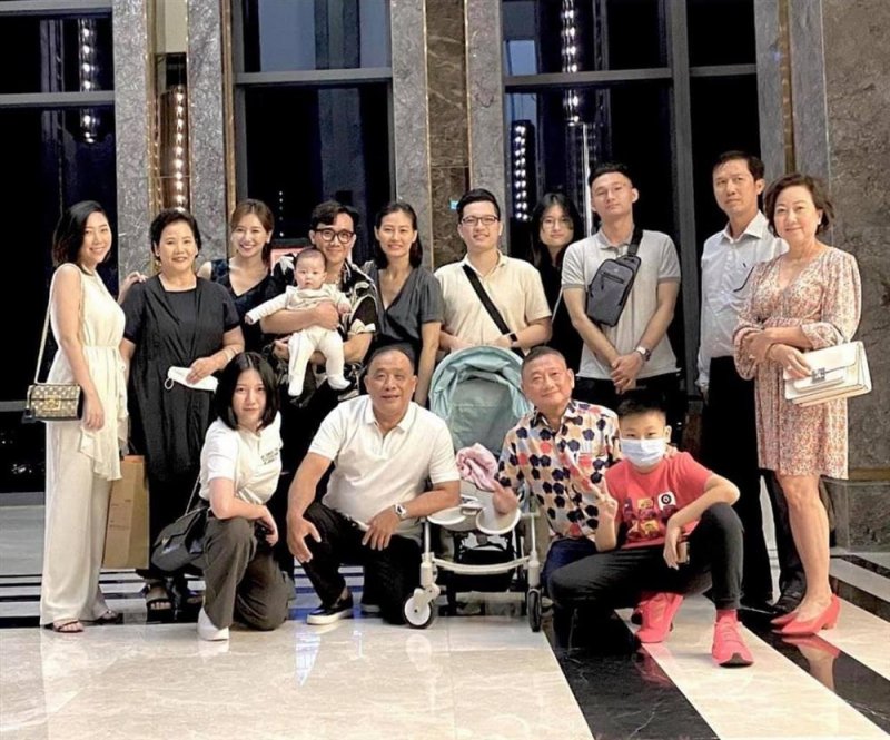 Hari Won sắm quà sang chảnh đó là bộ bông tai và nhẫn mừng sinh nhật mẹ chồng sau 1 năm lỡ hẹn