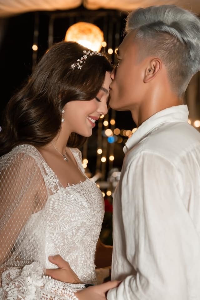 Không hẹn mà gặp, Bùi Tiến Dũng mừng sinh nhật bạn gái Tây cùng địa điểm kỉ niệm 2 tháng hẹn hò của Hương Giang