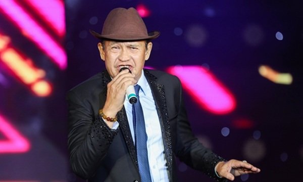 ''Tôi mở nhà hàng quán xá nhiều năm qua để trang trải cuộc sống nhưng đều phải dẹp vì ế ẩm. Khi quyết định đóng quán, tôi khóc ròng khi tính toán mình đã mất 1,6 tỷ. Số tiền này tôi chi trả mặt bằng mỗi tháng 35 triệu đồng, chưa kể chi phí nhân công, điện nước, thực phẩm... Hiện tôi còn mang nợ người ta 600 triệu đồng với lãi suất mỗi tháng 10-30%, thực sự bế tắc khi không đủ khả năng chi trả”, Duy Phương - chồng cũ Lê Giang - chia sẻ