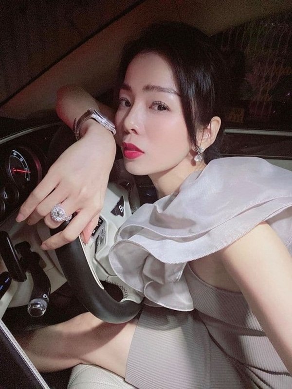 Lệ Quyên lái xe nhưng ai nấy chỉ chú ý nhẫn kim cương 'khủng'