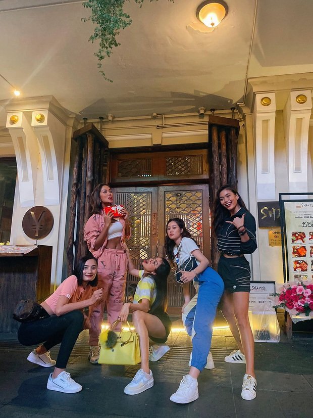 Hội nàng hậu đình đám tụ họp mừng sinh nhật Lệ Hằng