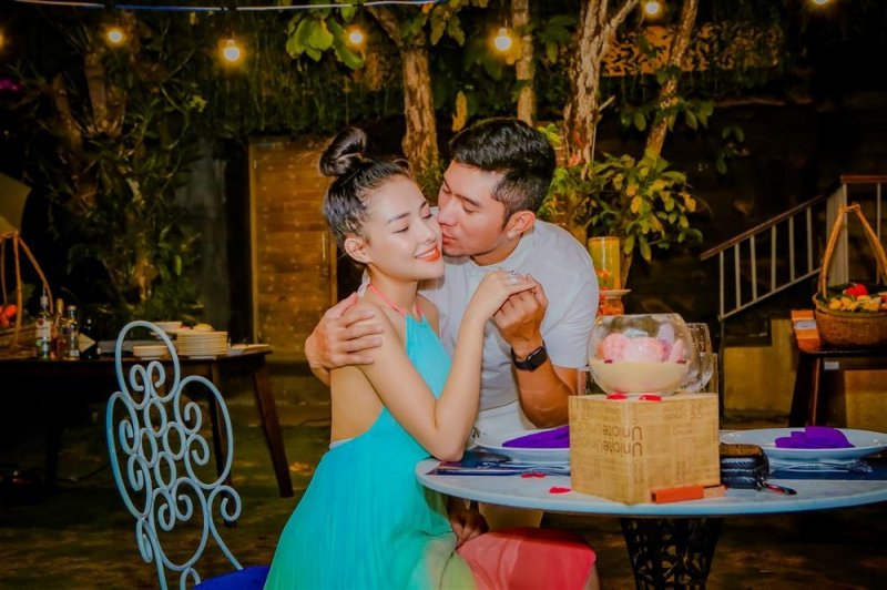 Lương Bằng Quang và Ngân 98 thoải mái chia sẻ chuyện 'chăn gối' khi livestream: 