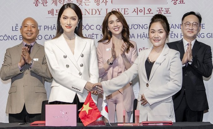 Ngọc Trinh mừng Hương Giang nhận chức CEO một thương hiệu mỹ phẩm