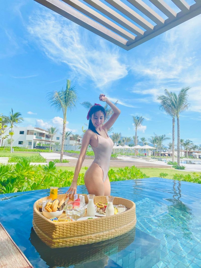 Thủy Tiên khoe body nuột nà khi diện bikini, đường cong chữ S của mẹ 1 con khiến fan mê mẩn