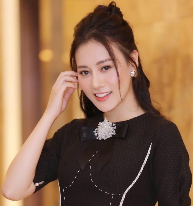 Phương Oanh vừa chụp màn hình bài viết được một trang có tick xanh mang tên nghệ sĩ Hiếu Hiền với hơn 2,5 triệu người theo dõi chia sẻ với nội dung: 