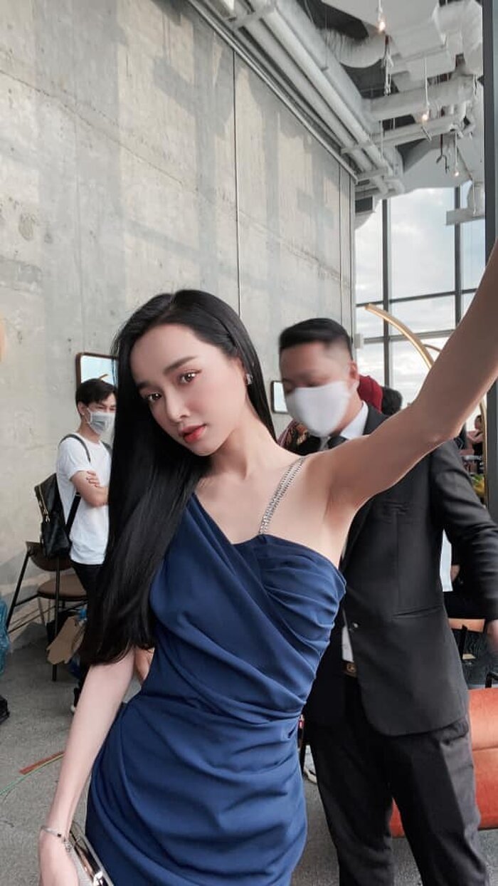 Nhã Phương xinh đẹp trong loạt ảnh mới nhưng bị soi vòng 1 xẹp lép