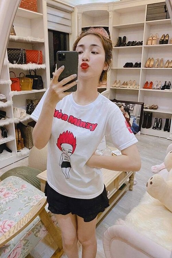 Căn phòng ngập tràn đồ hiệu của Hòa Minzy khiến nhiều người phải ghen tỵ