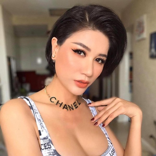 ''Cuộc đời này nhất định phải có những con bạn như Trang Khàn, đã đánh ghen là đi cả cặp, đi cả đám đông 5 - 12 người, chứ đi riêng lẻ như chị này là thiệt rồi. Nhìn chị ấy bị đánh mà thương quá. Đàn ông ngoại tình thì nhiều, nhưng mà đánh vợ khi bị bắt gặp là không được, quá tồi. Chỉ vì một con bồ mà đánh vợ thì thằng đàn ông này là nỗi căm phẫn của bao người đàn bà. Hãy dán ảnh thằng đó đi khắp nơi để ai cũng tránh xa, tôi cũng dán quán bún đậu để không cho nó tới