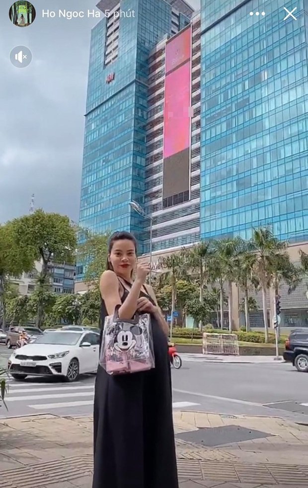 Hồ Ngọc Hà tự đăng ảnh bụng bầu vượt mặt trên trang cá nhân sau đó xóa đi nhanh chóng. Thay vào đó, Nữ hoàng giải trí lại thay bằng ảnh photoshop cực nuột như chưa từng mang bầu