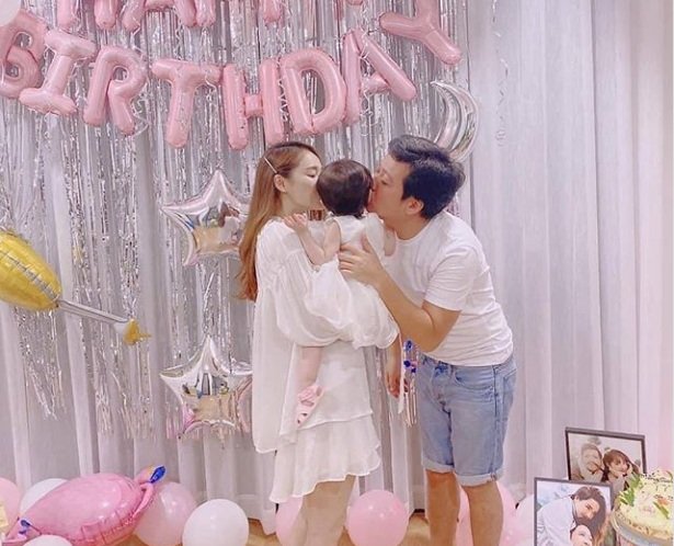 Nhã Phương - Trường Giang vẫn chưa chịu công khai mặt con gái trong ảnh mới