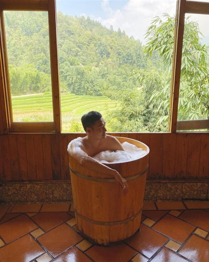 Quang Vinh không ngại đăng hình ảnh và clip tắm tiên giữa Sa Pa