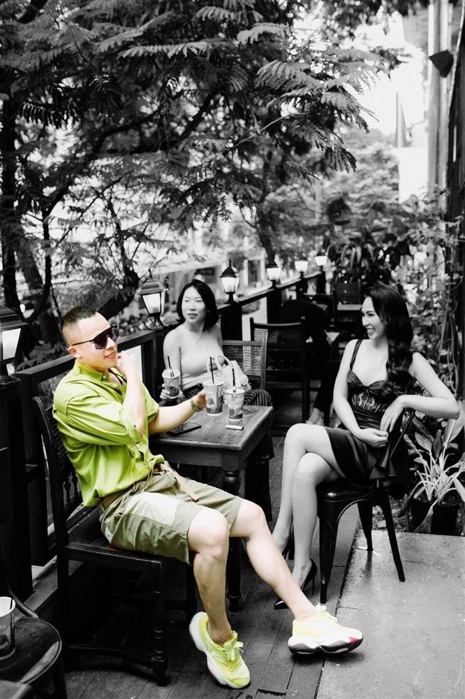 Trên trang cá nhân, Vũ Khắc Tiệp đăng tải khoảnh khắc hẹn hò cùng bạn bè ngày cuối tuần. Đặc biệt, ông trùm còn dùng hiệu ứng làm lu mờ người bên cạnh để làm nổi bật mình