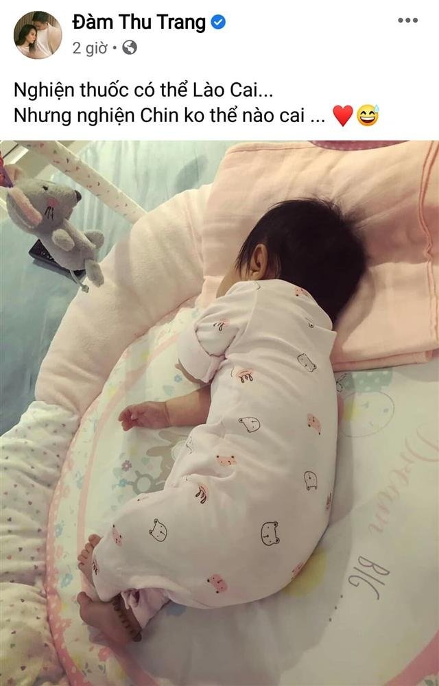 Đàm Thu Trang bị nhắc nhở bất cẩn trong việc chăm con. Một người phụ nữ chừng U40 và đã làm mẹ cho rằng: 