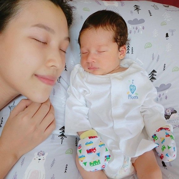 Á hậu Hoàng Oanh công khai gương mặt cậu con trai lai Tây