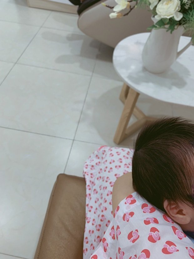 Hằng BingBoong chính thức hạ sinh con trai đầu lòng khi bạn trai người Pháp gốc Việt vẫn kẹt ở trời Tây