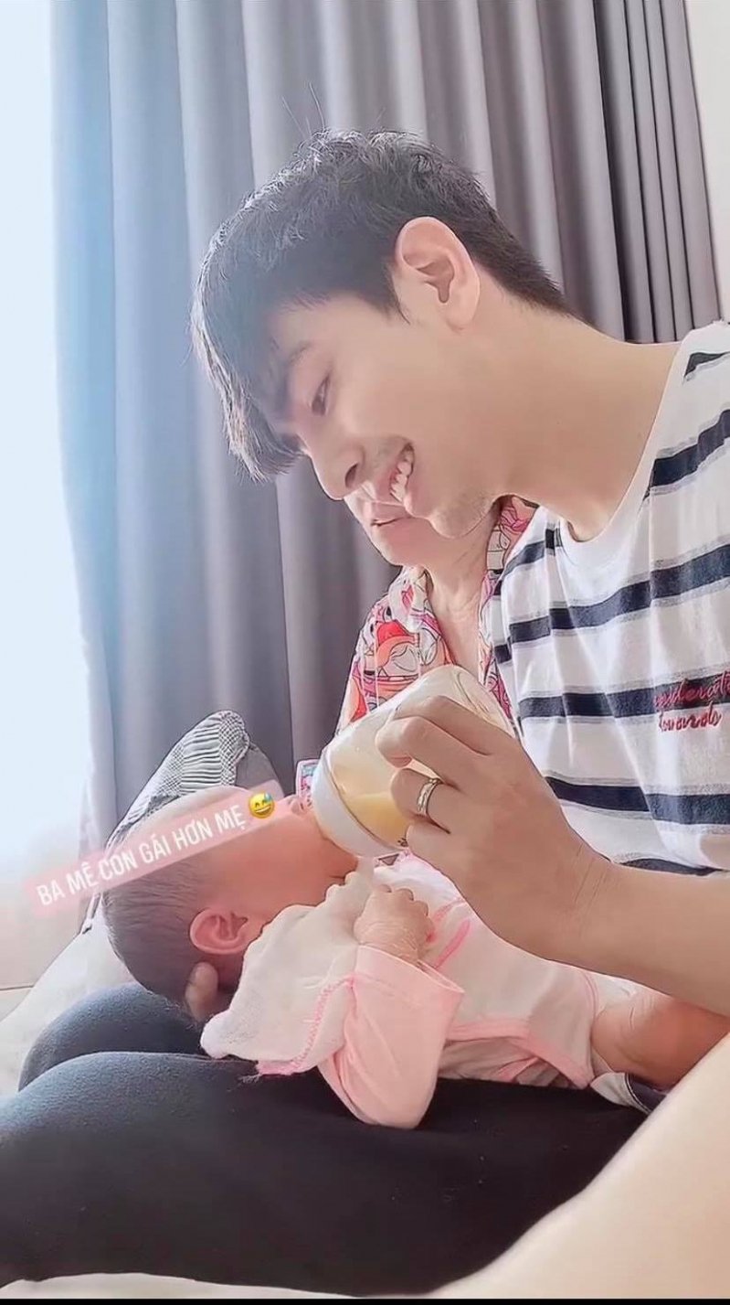 Thu Thủy khoe chồng kém 10 tuổi chăm con gái vừa sinh cực khéo léo