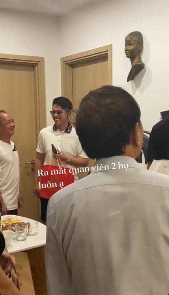 Matt Liu bị chê tặng quà ra mắt gia đình Hương Giang thiếu tinh tế. Nhiều người đoán rằng CEO 9x tặng bánh trung thu cho phụ huynh của bạn gái. Tuy nhiên, món quà gây tranh cãi vì ngày hôm đó đã qua ngày tết đoàn viên từ lâu. Sau đó, mẹ Hương Giang lên tiếng thanh minh Matt Liu tặng yến chứ không phải bánh trung thu