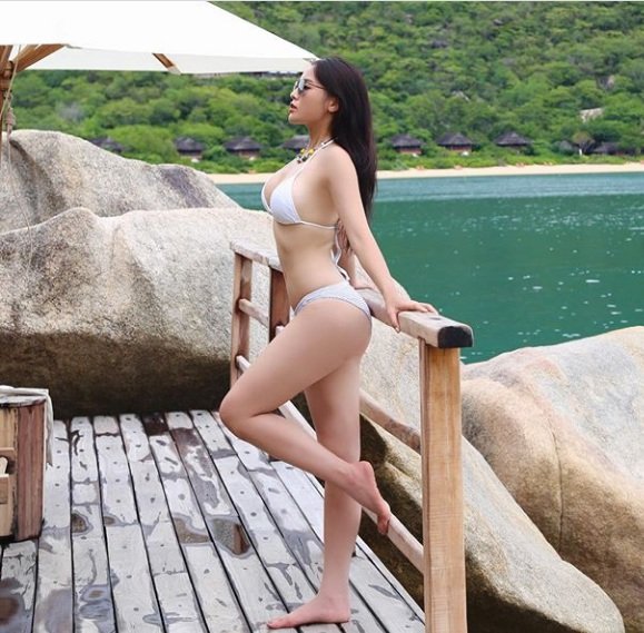 Hoa hậu Kỳ Duyên khoe dáng với bikini