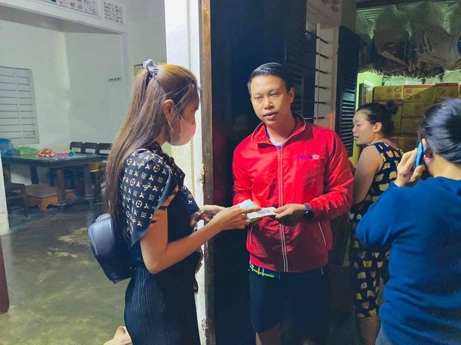 Chỉ sau 2 tiếng đồng đồ, nữ ca sĩ đã kêu gọi được 2 tỷ tiền từ thiện cho đồng bào miền Trung. Và chỉ sau 24h, Thủy Tiên vận động được số tiền lên tới hơn 10 tỷ đồng. Đồng thời, cô cũng lên chuyến bay sớm nhất đến Huế từ đêm để trực tiếp cứu trợ bà con