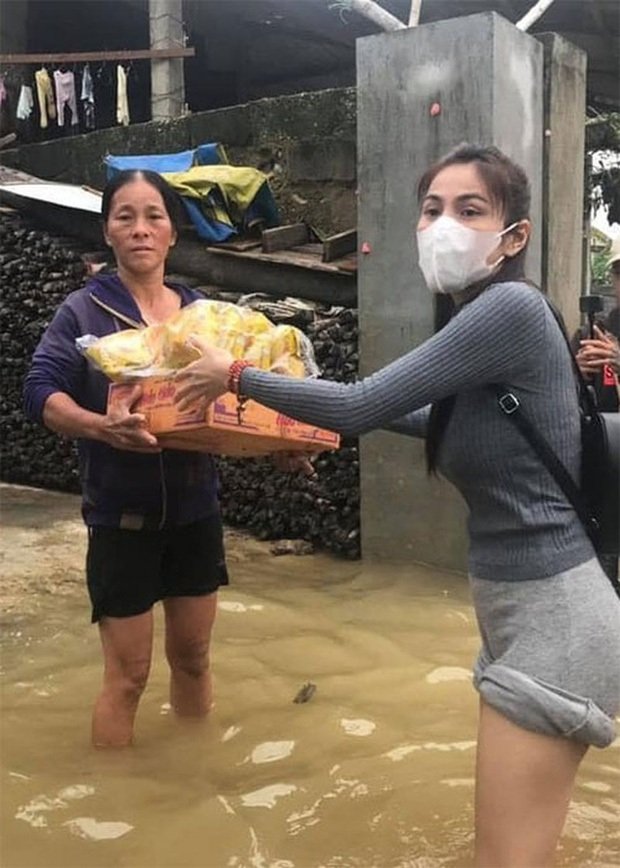 Thuỷ Tiên lên tiếng khi Trấn Thành, Trường Giang và Ngọc Trinh bị kéo vào so sánh chuyện cứu trợ miền Trung: 