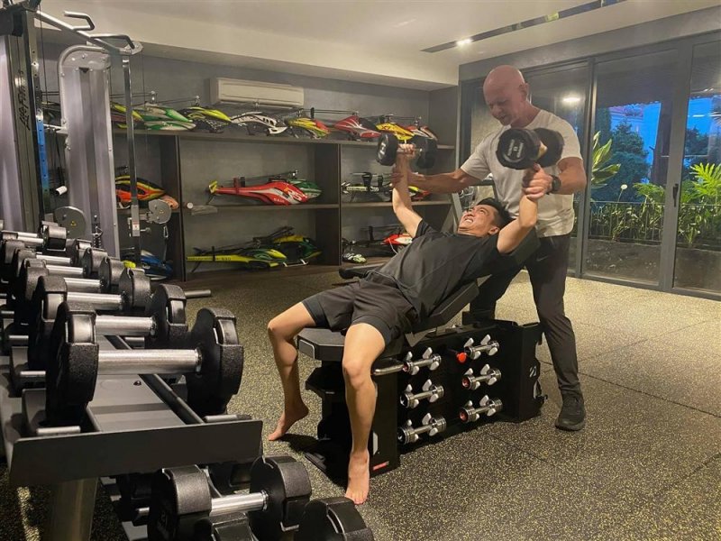 Sau phòng khách, gara xe hơi bạc tỷ..., vợ chồng Cường Đô La hé lộ phòng tập thể hình tại gia không thua kém phòng gym chuyên nghiệp