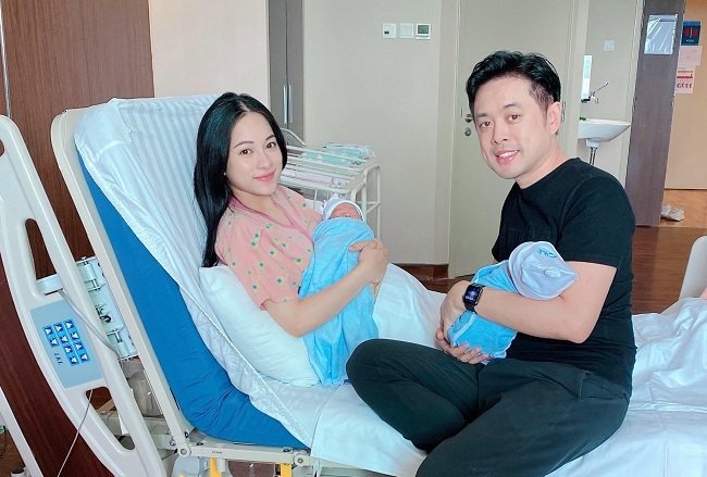 Vợ chồng Dương Khắc Linh - Sara Lưu khoe cặp quý tử song sinh